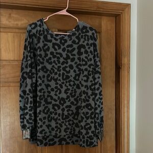 Honeyme Gray and Black Long Sleeve Leopard Print Tee
